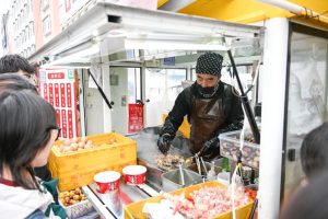 Щанд с пържен ориз на самотен баща става хит в Джилин