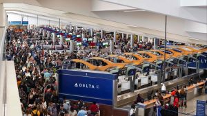 Администрацията на Тръмп рекламира план за ICE на летищата на фона на критики от синдикатите, демократите