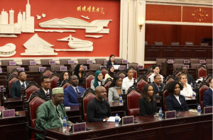 Африкански дипломати посещават общинския народен конгрес на Шанхай